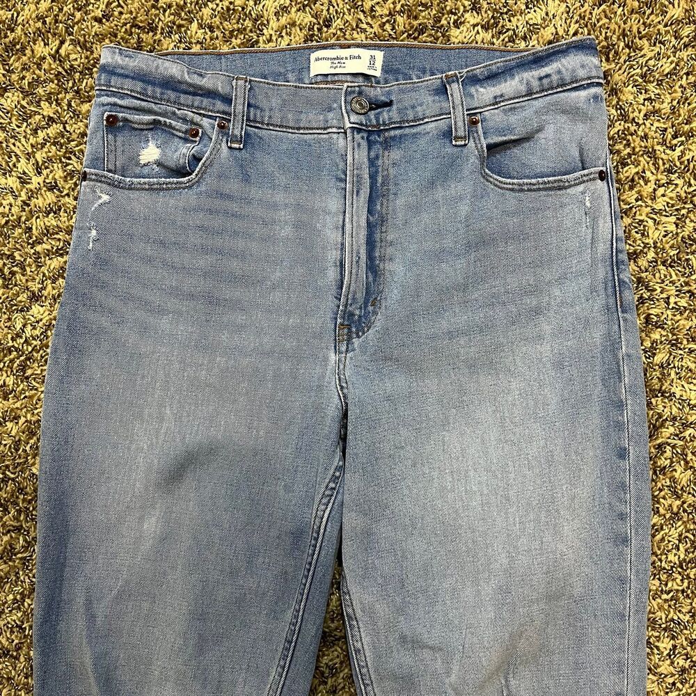 Abercrombie & Fitch The Mom High Rise Distressed Light Wash Jeans size 31 - Picture 3 of 6